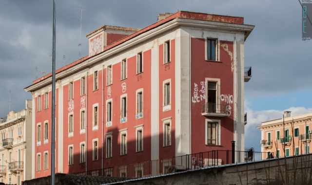 Bari, rinasce il palazzo rosso di via Beltrani: diventerà caserma della Polizia ferroviaria